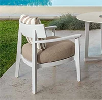 Nowoczesne białe krzesło ogrodowe na słonecznym tarasie