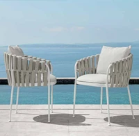 Śnieżnobiałe krzesło aluminiowe z podłokietnikami