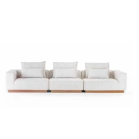 Biała sofa ogrodowa z podstawą teak