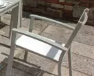 biały lekki fotel aluminiowy