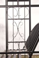 czarny łuk ogrodowa ławka metalowy