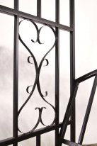 czarny łuk ogrodowa ławka metalowy