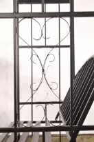 czarny łuk ogrodowa ławka metalowy