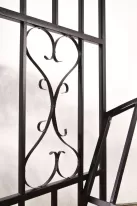 czarny łuk ogrodowa ławka metalowy