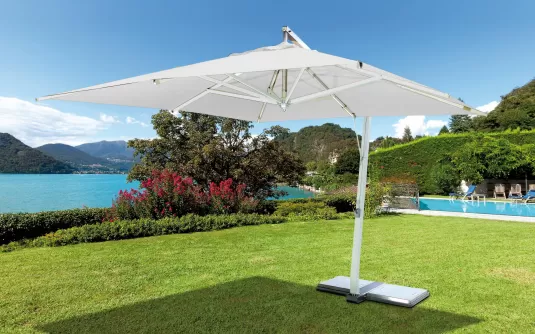 biały parasol ogrodowy z nogą boczną 3,x3,5 m