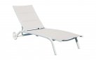 Aluminiowy leżak ogrodowy SMARINDA na kołach z siedziskiem z gęstej tekstyliny KREMOWEJ