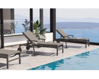 Aluminiowy antracytowy leżak ogrodowy na kółkach i podnoszonymi podłokietnikamia REGINA 4so