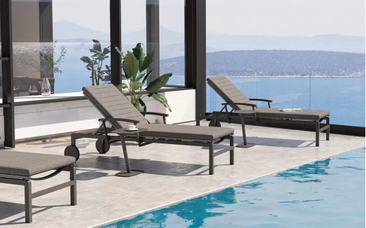 Aluminiowy antracytowy leżak ogrodowy na kółkach i podnoszonymi podłokietnikamia REGINA 4so