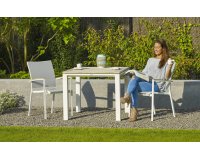 Biały stół aluminiowy ogrodowy CONCEPT 90x90 z blatem teak