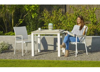 Biały stół aluminiowy ogrodowy CONCEPT 90x90 z blatem teak