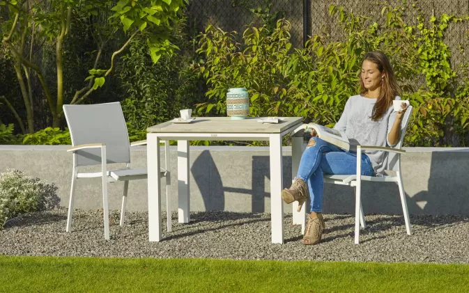 Biały stół aluminiowy ogrodowy CONCEPT 90x90 z blatem teak