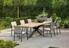 nowoczesny stół z podstawą aluminiową i grubum blatem teak