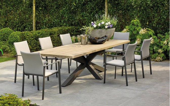 nowoczesny stół z podstawą aluminiową i grubum blatem teak