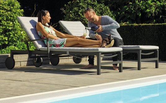 leżak ogrodowy na kółkach ANABEL aluminiowy w kolorze ciemnoszarym leżak ogrodowy na kółkach ANABEL aluminiowy w kolorze ciemnoszarym