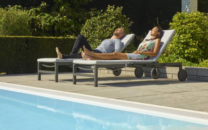 leżak ogrodowy na kółkach ANABEL aluminiowy w kolorze ciemnoszarym