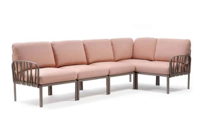 Modułowa sofa narożna komodo nardi z konstrukcją w kolorze tortora i poduszkami rosa