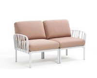 Biała sofa dwuosobowa komodą z poduszkami olefin rosa