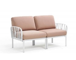 Biała sofa dwuosobowa komodą z poduszkami olefin rosa