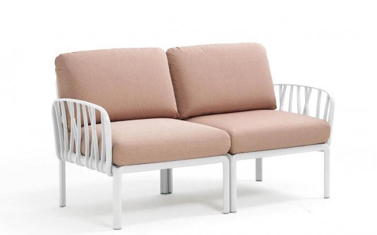 Biała sofa dwuosobowa komodą z poduszkami olefin rosa Biała sofa dwuosobowa komodą z poduszkami olefin rosa