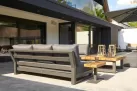 Mniejsza wersja mebli ogroodwych aluminiowych NEVADA - konstrukcja cienmoszara stolik z blatem teak stolik boczny