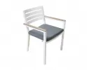 białe krzesło ogrodowe z szrą poduszką