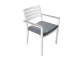 białe krzesło ogrodowe z szrą poduszką