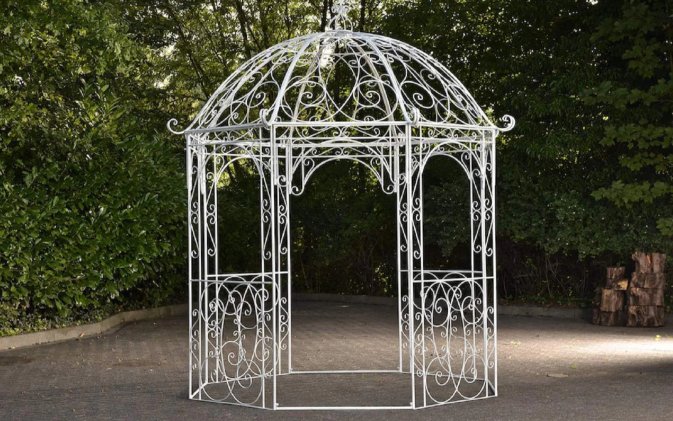 biały pawilon ogrodowy metalowy retro