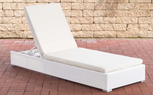 biały leżak z technorattanu ze stolikiem 