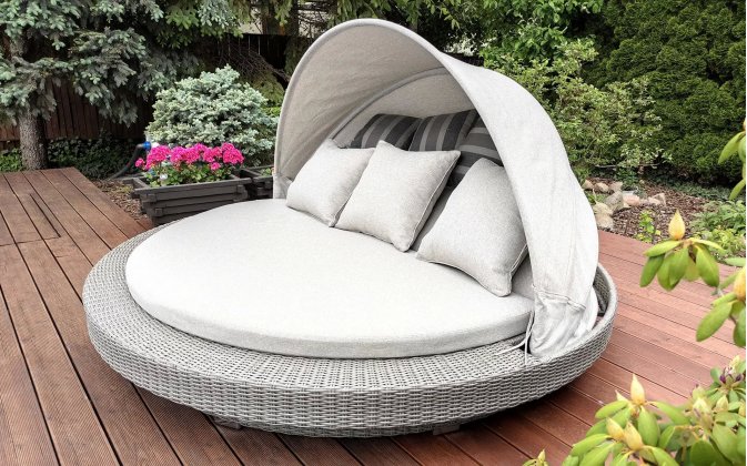 Łóżko na taras okrągłe szare SIROS szary technorattan / szarobeżowe poduszki i daszek