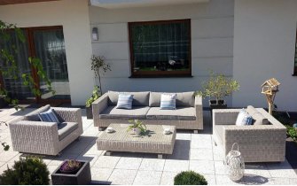 duży komplet wypoczynkowy z jasnoszarego technorattanu