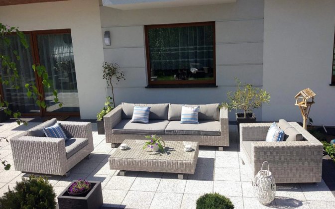 duży komplet wypoczynkowy z jasnoszarego technorattanu