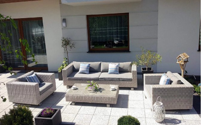 duży komplet wypoczynkowy z jasnoszarego technorattanu