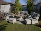 meble w kolorze jasnoszarym 