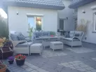 meble w kolorze jasnoszarym 
