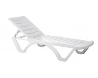 biały leżak basenowy z tworzywa sztucznego na taras