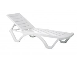 biały leżak basenowy z tworzywa sztucznego na taras