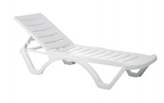 biały leżak basenowy z tworzywa sztucznego na taras