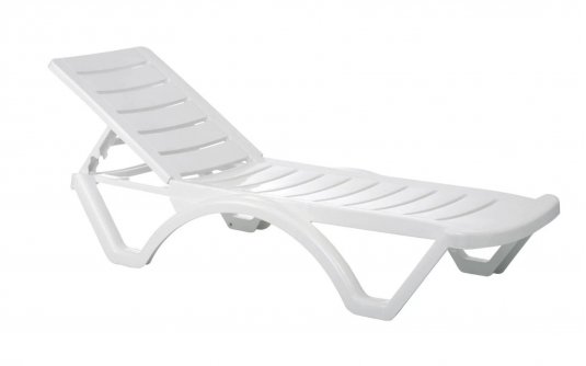 biały leżak basenowy z tworzywa sztucznego na taras