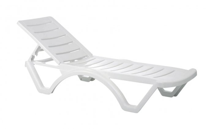 biały leżak basenowy z tworzywa sztucznego na taras