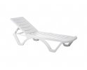biały leżak na kółkach 