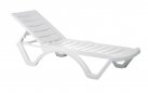 biały leżak na kółkach 