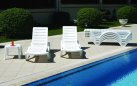 Biały sztaplowany leżak basenowy ogrodowy z kółkami  polipropylen aqua