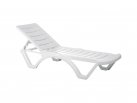 biały leżak na kółkach 