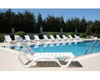 Biały sztaplowany leżak basenowy ogrodowy z kółkami  polipropylen aqua