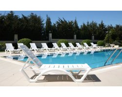 Biały sztaplowany leżak basenowy ogrodowy z kółkami  polipropylen aqua