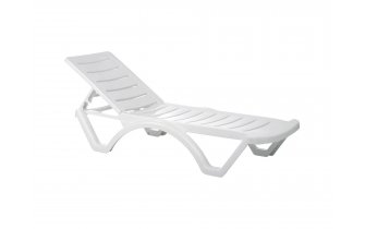 biały leżak na kółkach 