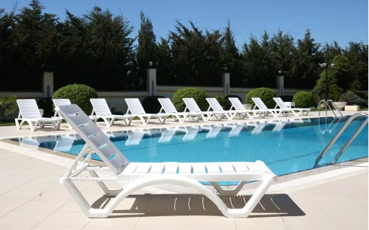 Biały sztaplowany leżak basenowy ogrodowy z kółkami polipropylen aqua Biały sztaplowany leżak basenowy ogrodowy z kółkami polipropylen aqua