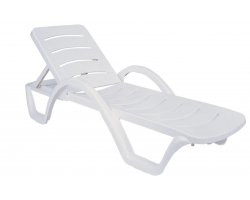 biały lezak sztaplowany basenowy z kółkami i podłokietnikami