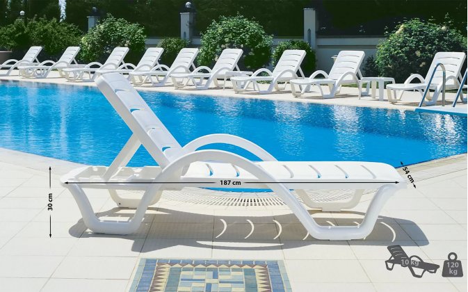 Biały lezak sztaplowany basenowy z kółkami i podłokietnikami