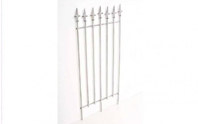 Biała postarzana trelisa płotek z ornamentami ogrodowa ELIZZE metaloplastyka